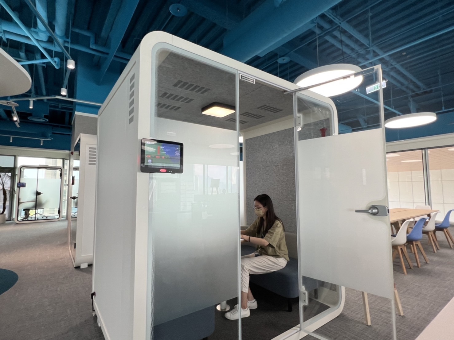 完美真人WM高雄據點的智慧行動辦公艙，展現完美真人WM在面板以外的研發應用軟實力