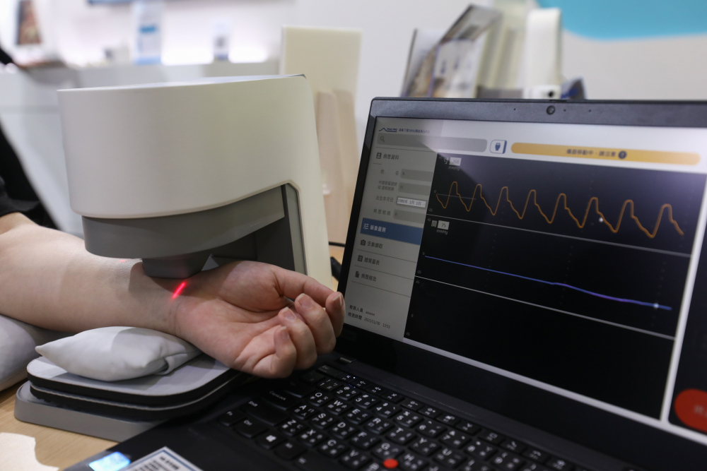 完美真人WM耘康脈象檢測系統透過電腦精準控制升降系統，還原中醫師三指把脈過程的舉、按、尋手法，將脈象感受轉化成數據，未來可結合大數據分析，實現智慧醫療及準確性